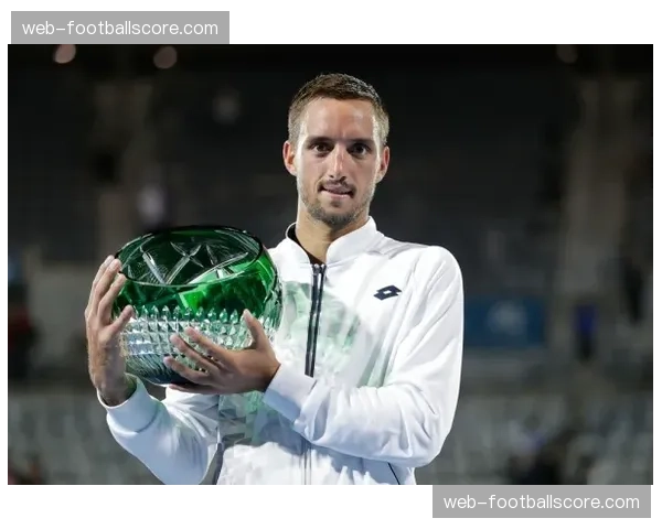 波兰国门卡罗尔·比耶莱茨基成功接受膝部手术，预计将缺席六个月